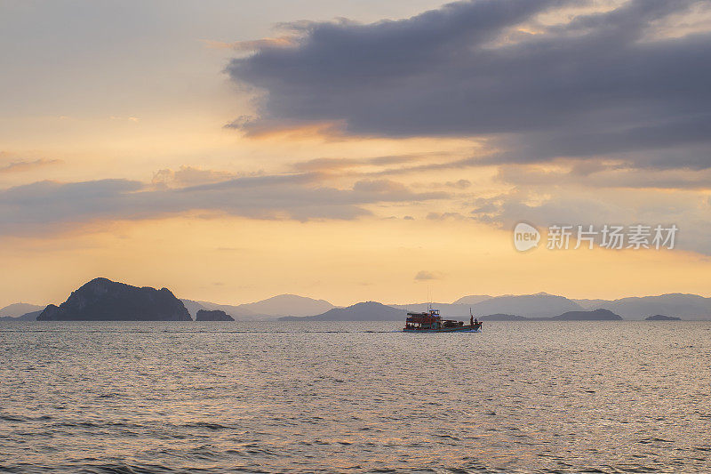 在泰国普吉岛和甲米之间的安达曼海上的岛，Koh Yao Yai的夜景。